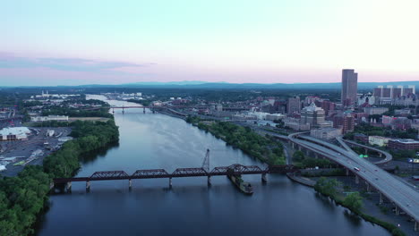 Avance-Dolly-Pasando-El-Puente-Ferroviario-Sobre-El-Río-Hudson,-Cerca-De-Albany,-Nueva-York