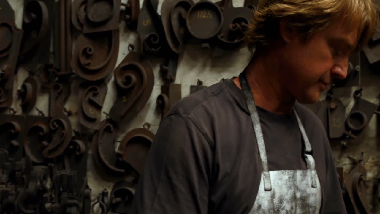 금속 막대기를 측정하는 수공 4k