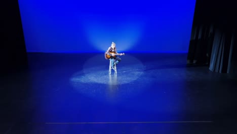 guitarrista actuando en el escenario 4k