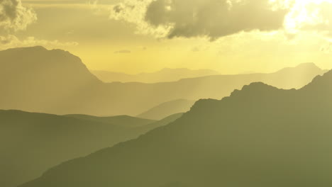 Amanecer-Amarillo-En-Los-Alpes-Franceses-Montañas-Gloria-Mañana-Hermoso-Paisaje