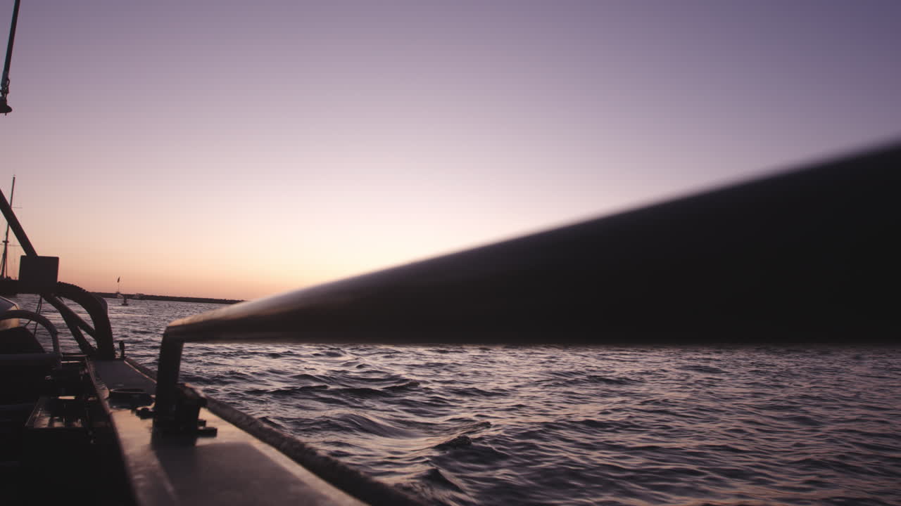 Frühmorgens Abfahrt mit einem Boot aus dem Hafen in der Morgendämmerung.