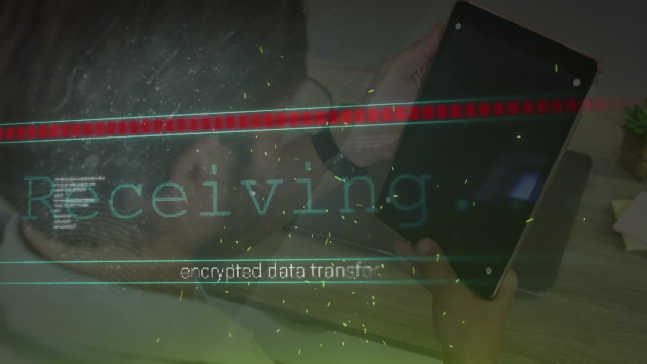 태블릿을 사용하는 사람 위의 컴퓨팅 데이터 처리 애니메이션