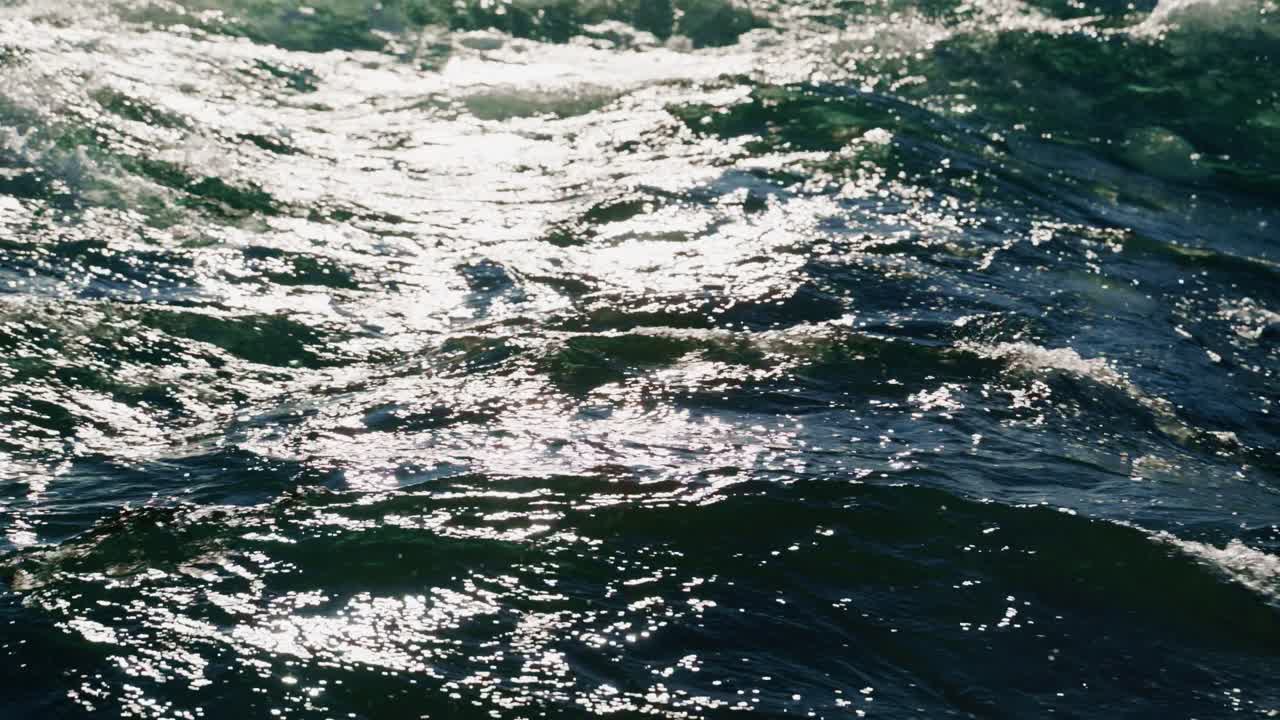 La luce del sole si riflette sulle onde creando un effetto scintillante mentre fluiscono delicatamente verso la costa. I suoni pacifici dell'oceano accompagnano la splendida vista dell'acqua in movimento.