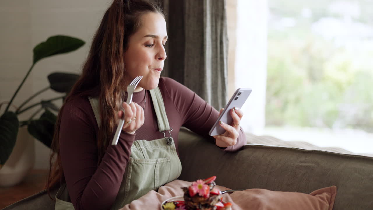 desayunar, teléfono y mujer feliz en casa