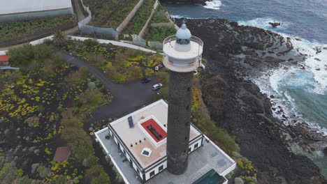 Punta-Cumplida:-Ein-Leuchtturm-Zwischen-Felsen-Und-Blauem-Meer