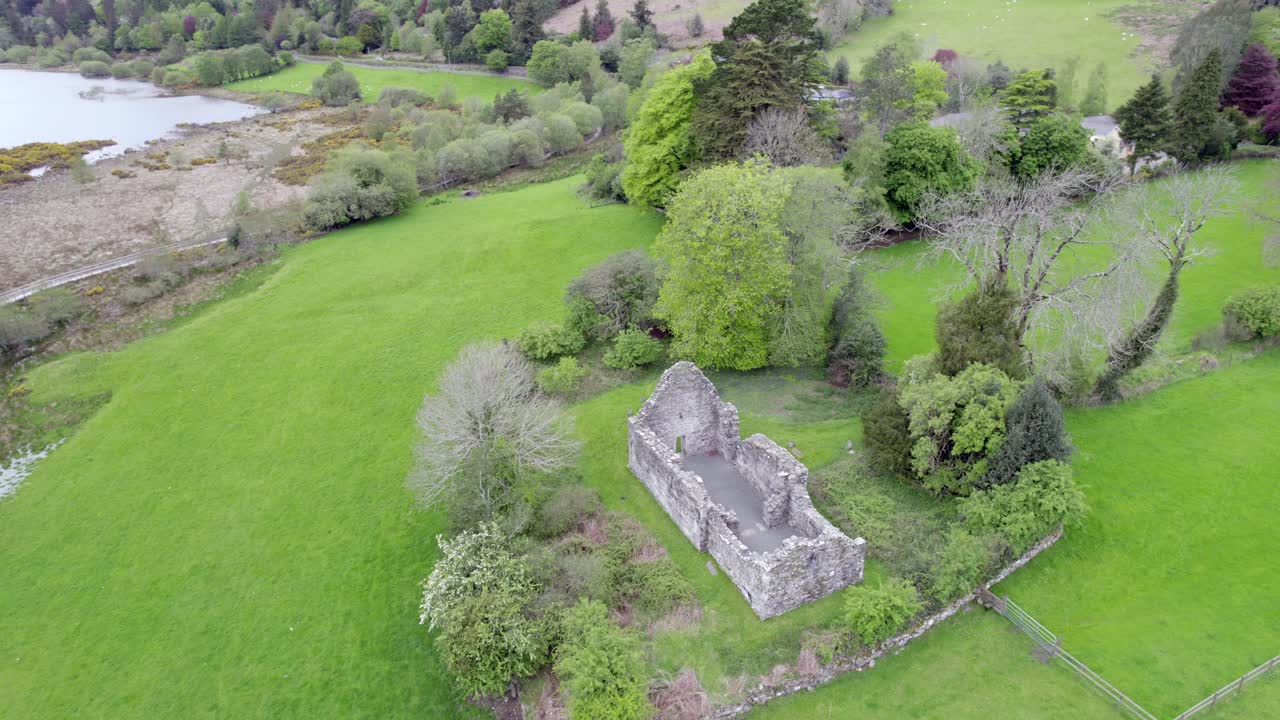 Vista aerea di antiche rovine in pietra in Irlanda