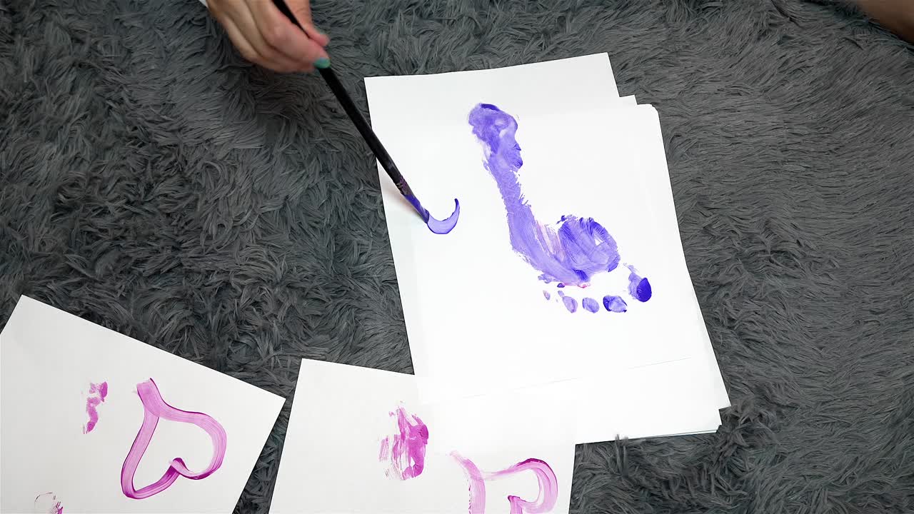 ручная краска милая милая сердце рядом с ногой печать в фиолетовом, сверху вниз