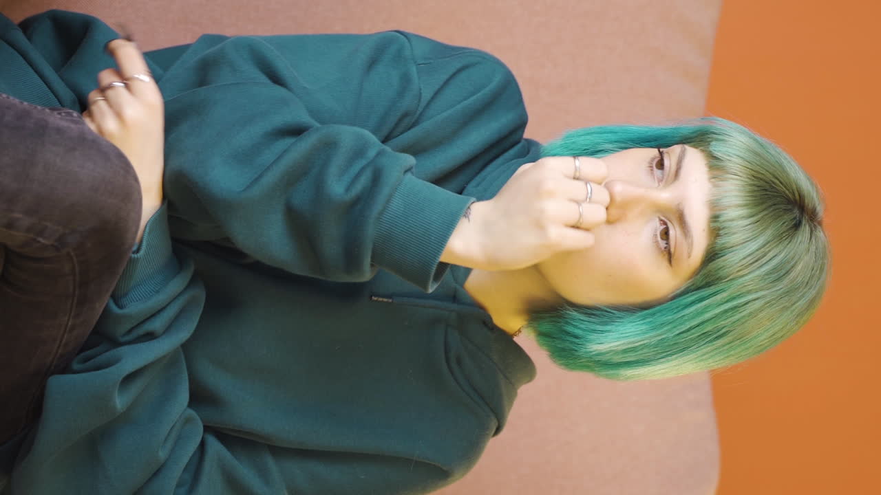 젊은 여성의 수직 비디오는 공황 상태입니다.