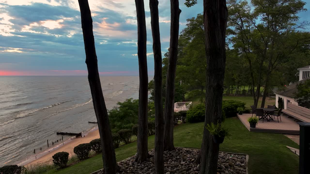 근처의 호수 집에서 높은 해변 안테나