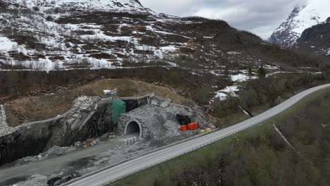túnel entre korsmyra y eidsdal en ornevegen cerca de geiranger noruega - lente aérea que muestra la salida del túnel mientras todavía está en construcción
