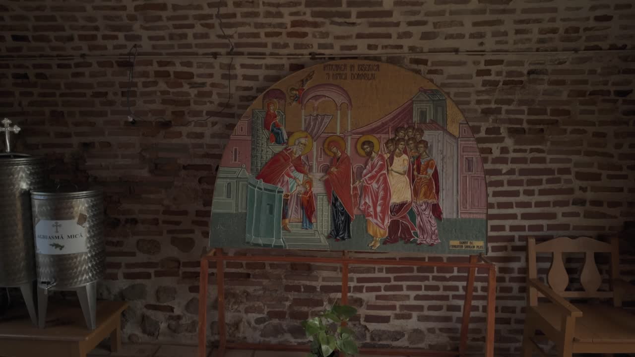 수도원 저장고로 사용되는 낡은 벽돌 볼트에 놓인 정통 양식의 채색된 아이콘