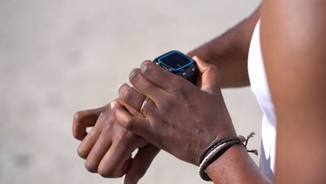 Captura-Recortada-De-Un-Hombre-Comprobando-El-Reloj-Al-Aire-Libre.