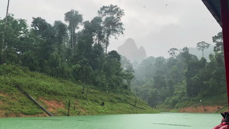 Nationalpark-Khao-Sok-Im-Süden-Thailands,-Regnerischer-Tag-Von-Der-Bootsfähre-Abenteuertour