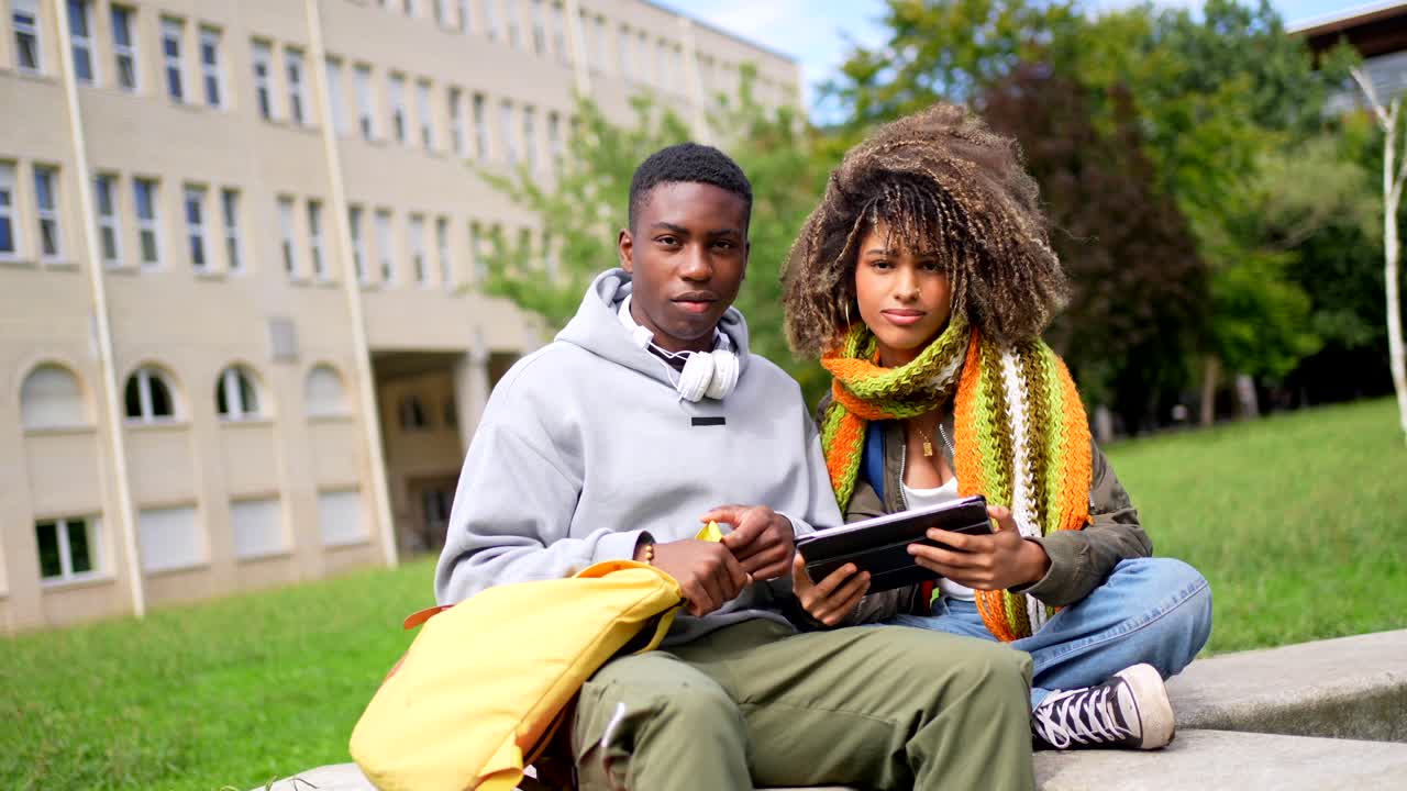 Étudiants sur un campus universitaire