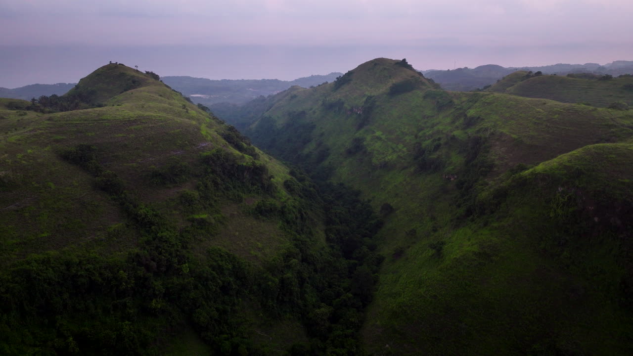 Pegunungan Hijau Abadi Bukit Teletubbies Saat Matahari Terbenam di Nusa Penida Timur, Bali Indonesia.