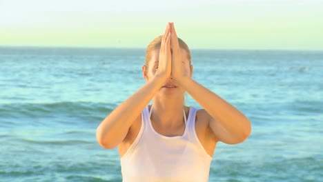 mujer de blanco haciendo yoga