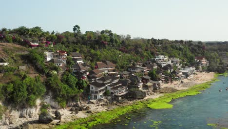 la città di bingin sulle scogliere di uluwatu durante la bassa marea