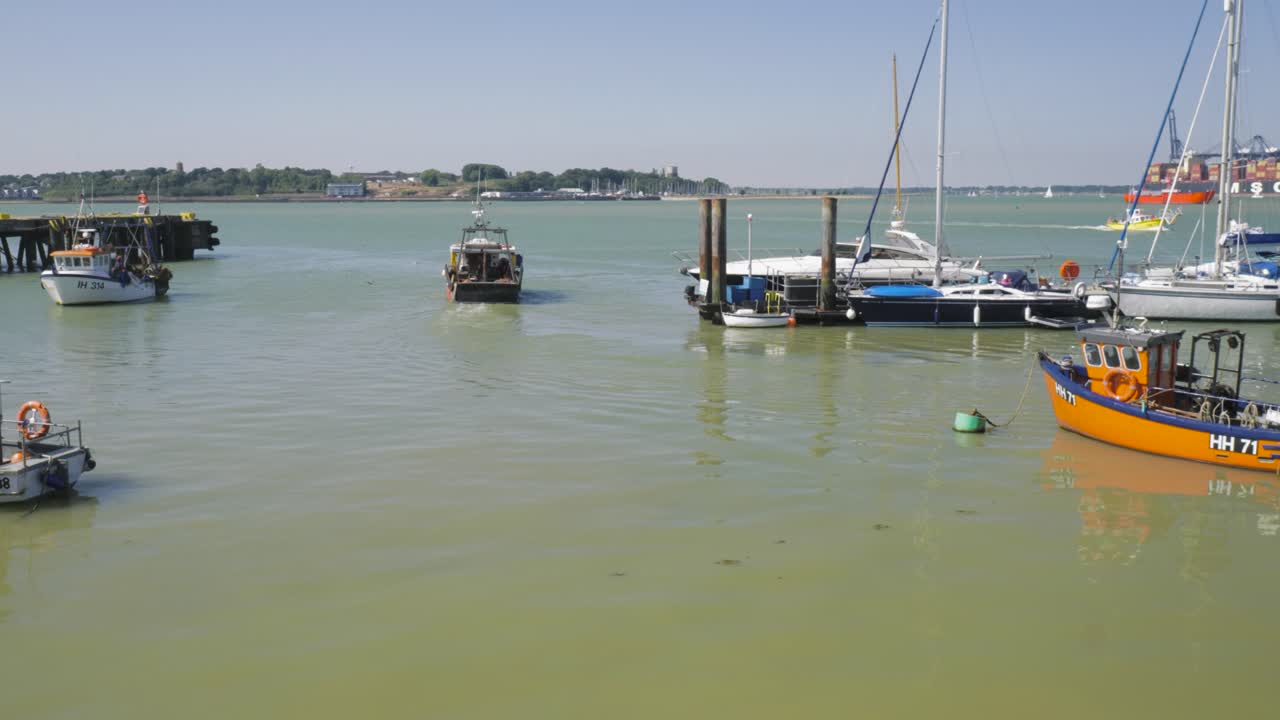 barcos anclados en la marina de harwich port en essex, inglaterra, europa