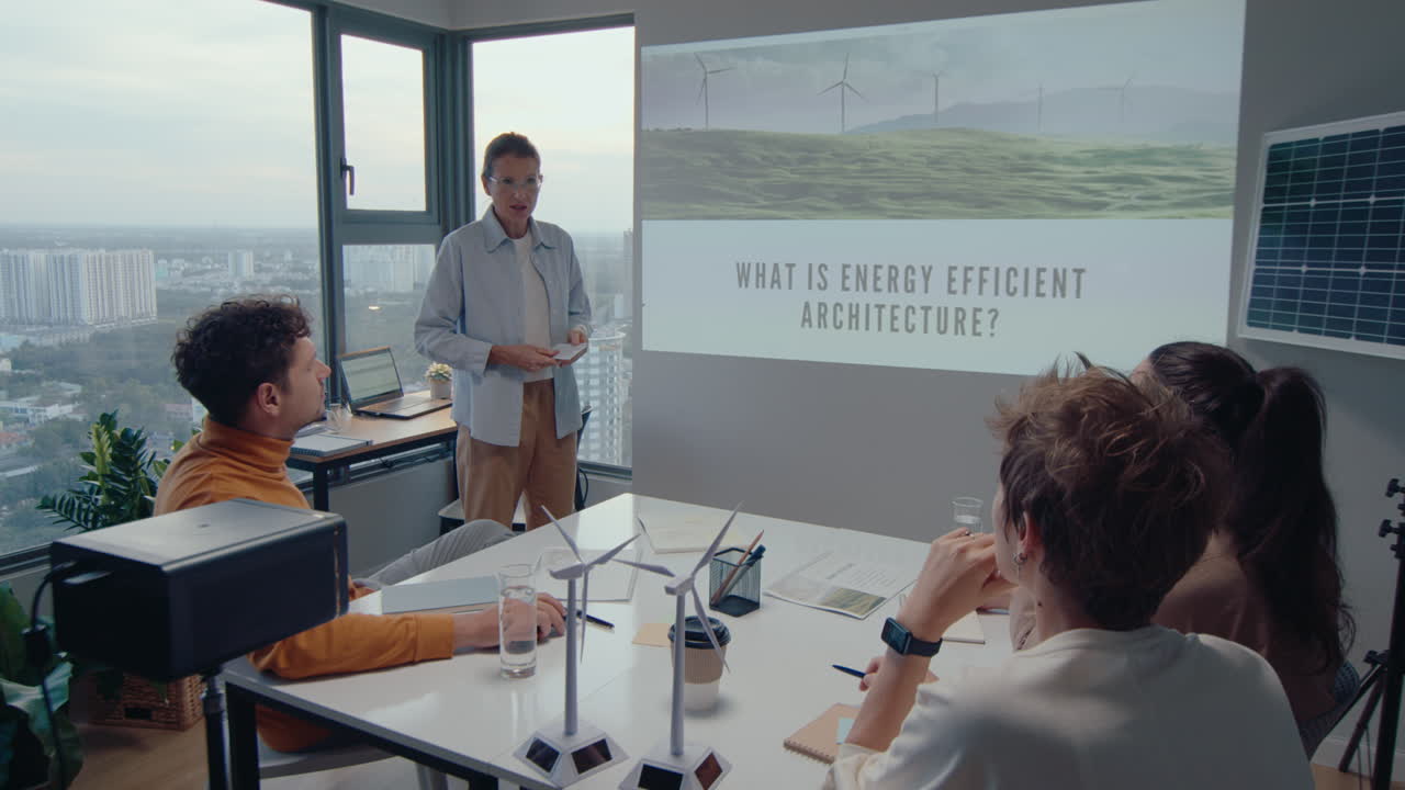 mujer de negocios dando una presentación sobre arquitectura eficiente energéticamente durante una reunión de oficina con el equipo. zoom shot
