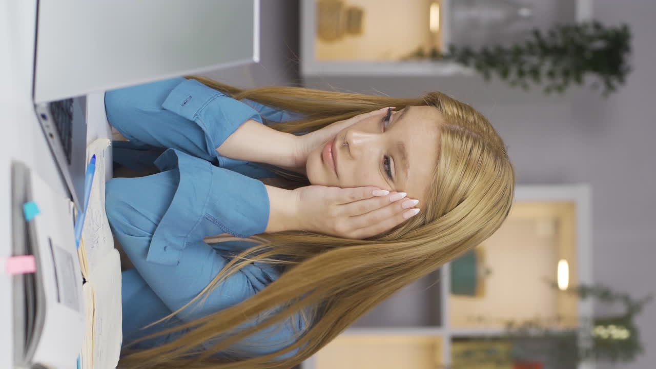 나쁜 순간을 기억하는 여자 학생의 수직 비디오.