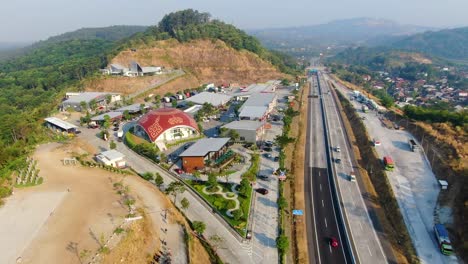 Autobahn-In-Der-Nähe-Von-Salatiga,-Indonesien-Mit-Rastplatz-Für-Fahrer-Mit-Moschee,-Antenne