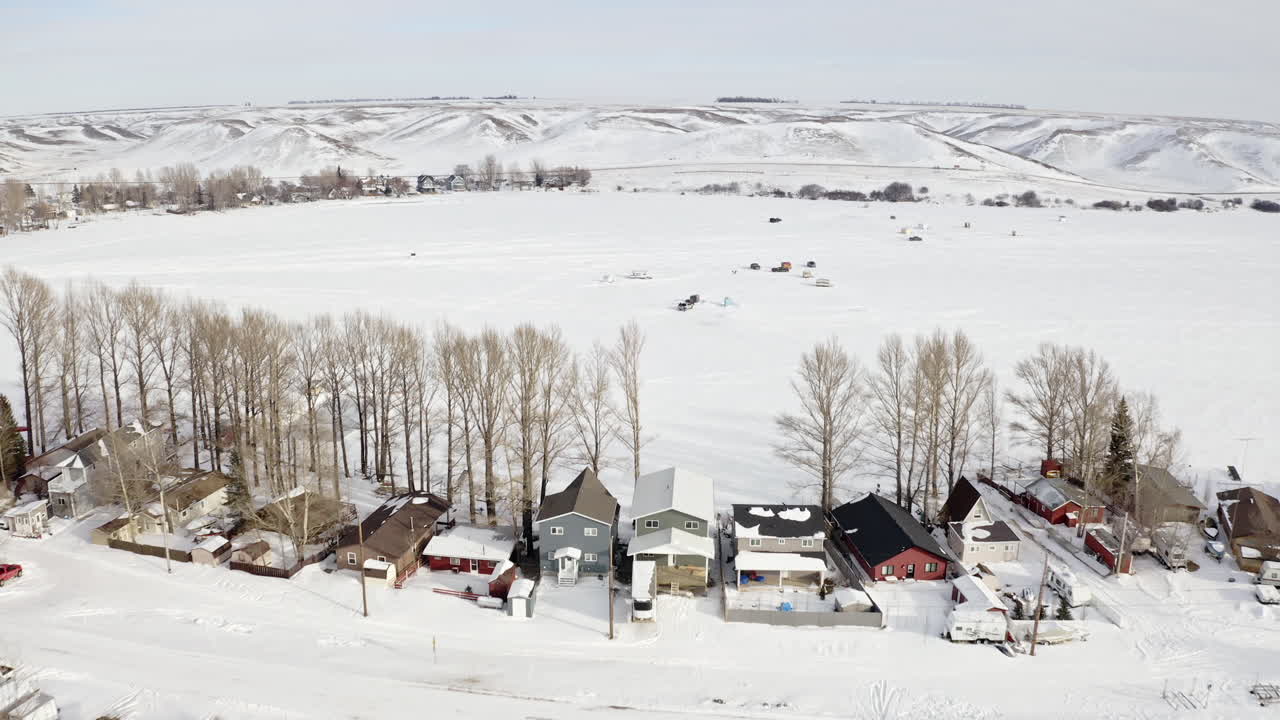 Upea paikka pilkkimiseen Lac Pelletierissä Saskatchewanissa, Kanadassa talvella – ilmakuva.
