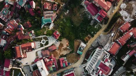 Vista-Aérea-Directamente-Sobre-Un-Barrio-Residencial-Típico-En-El-Sudeste-Asiático