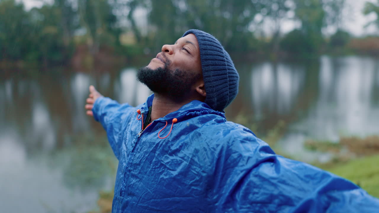 lluvia, hombre y senderismo, estirando los brazos por la mañana