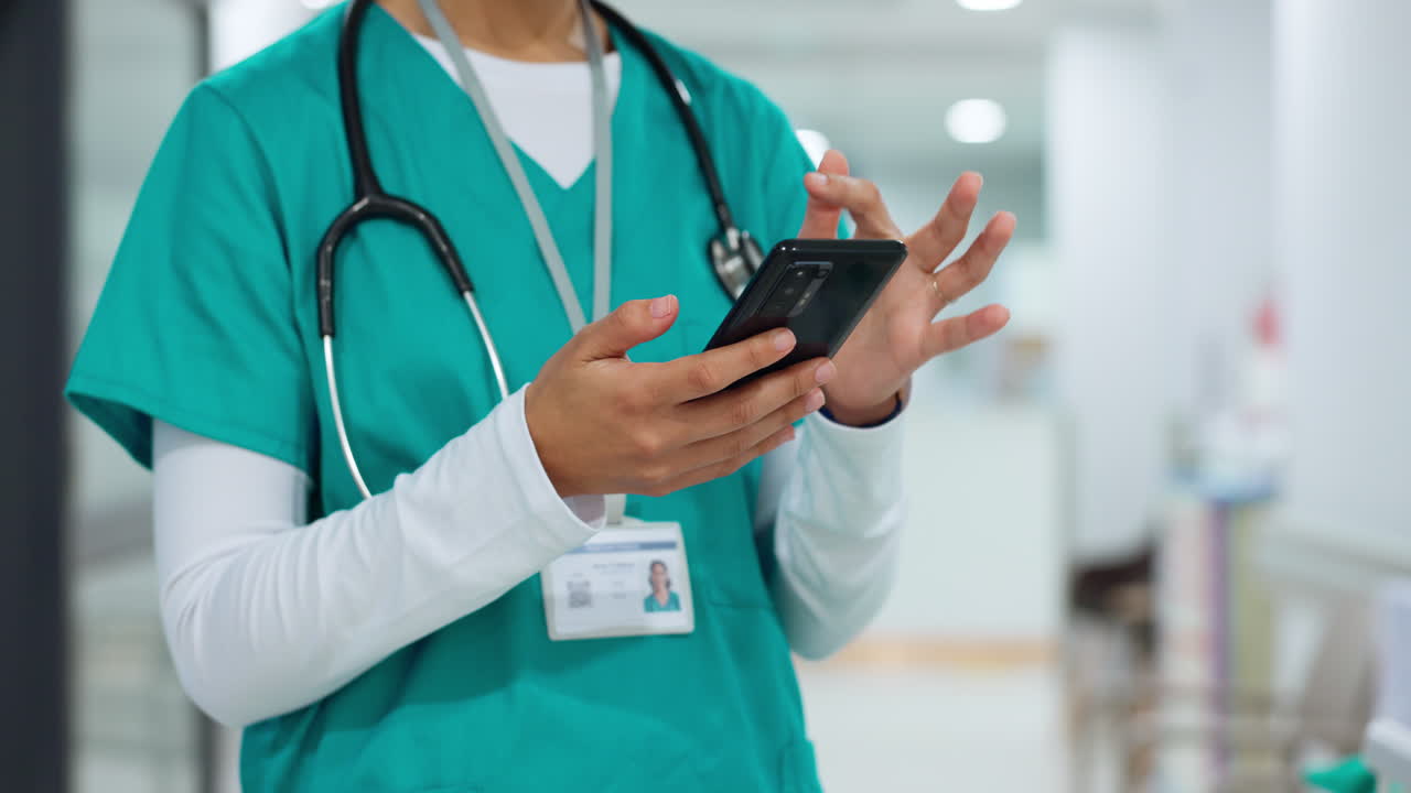 Manos, teléfono y comunicación con una enfermera