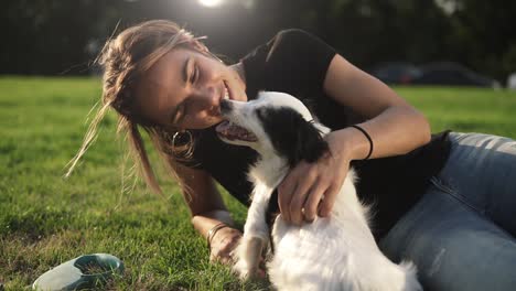 señora sonriente tomando tiempo libre con su perro