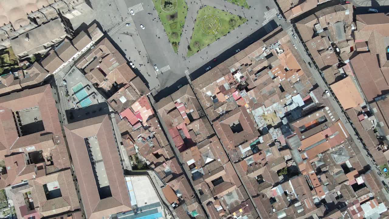 plaza mayor de cusco: perspectiva de tráfico de arriba hacia abajo