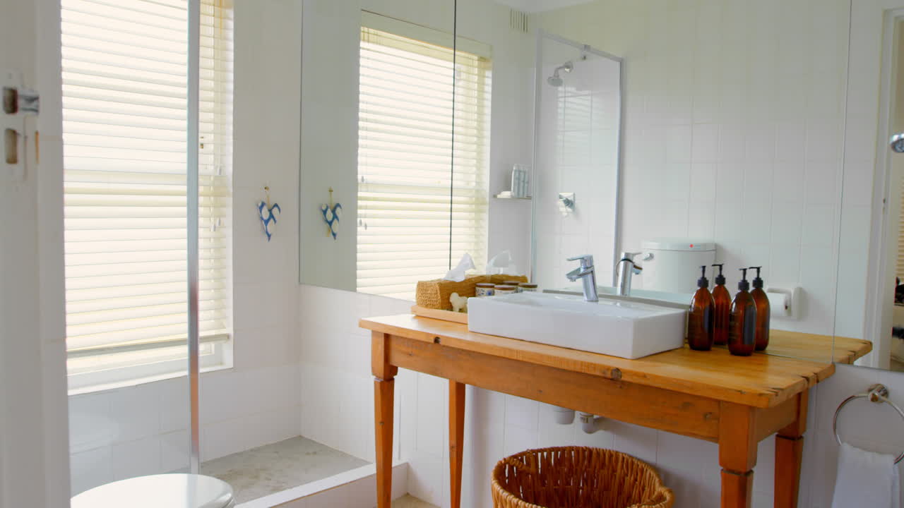 洗面台付きの近代的な浴室 4k