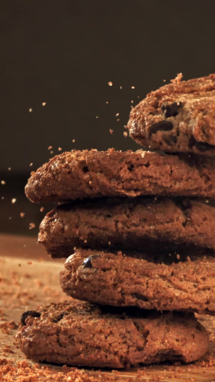Biscotti con gocce di cioccolato che cadono e si impilano al rallentatore