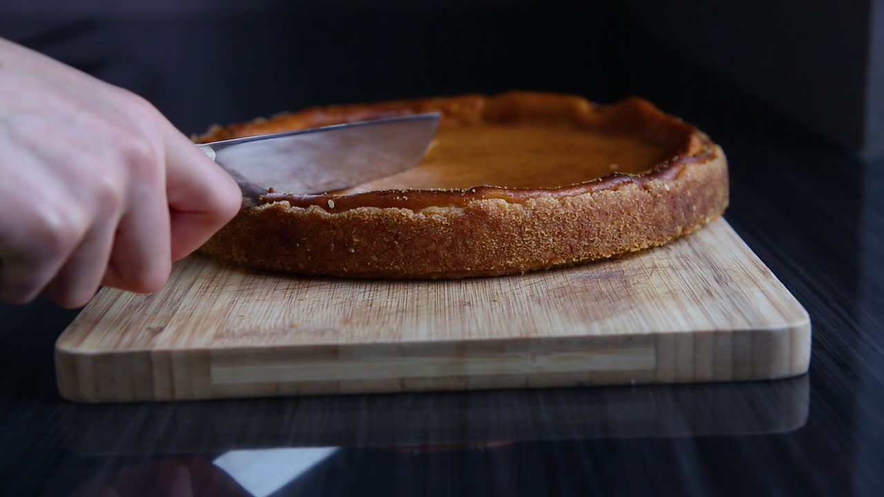 cortar una rebanada de tarta de queso disparar de cerca