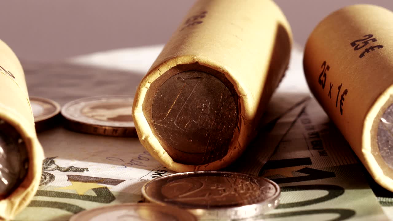 envoltorios de monedas de euro. disparo de rotación.