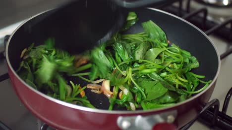 Fresh-spinach-leaves-on-table