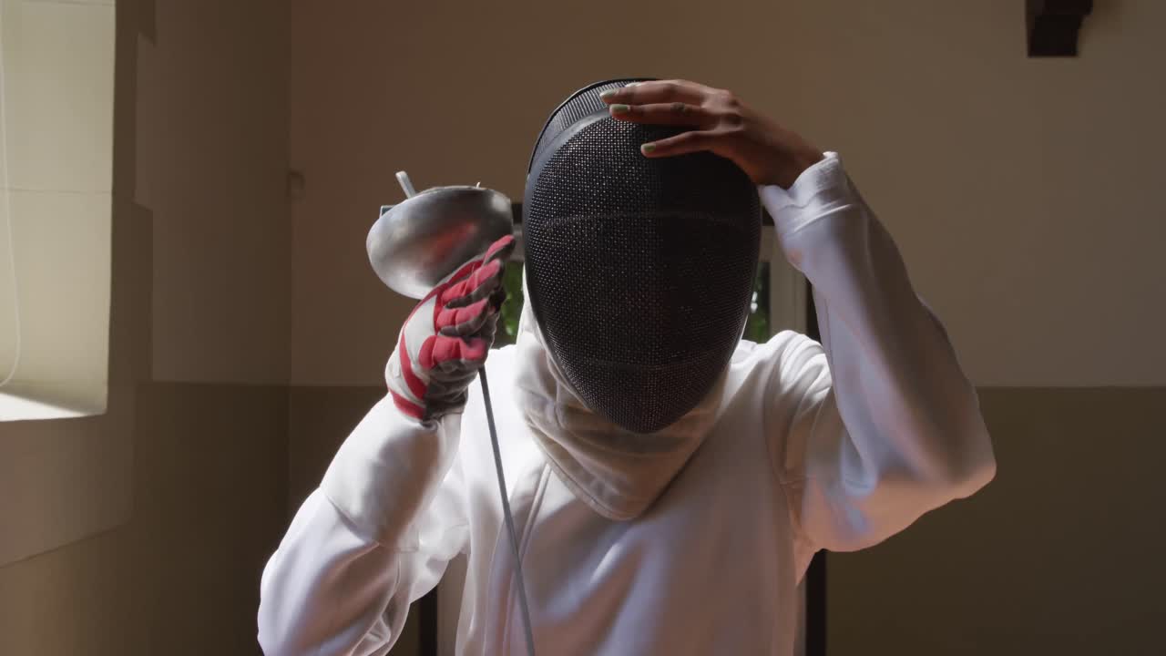 체육관 에서 펜싱 훈련 을 하는 동안 여자 펜싱 선수