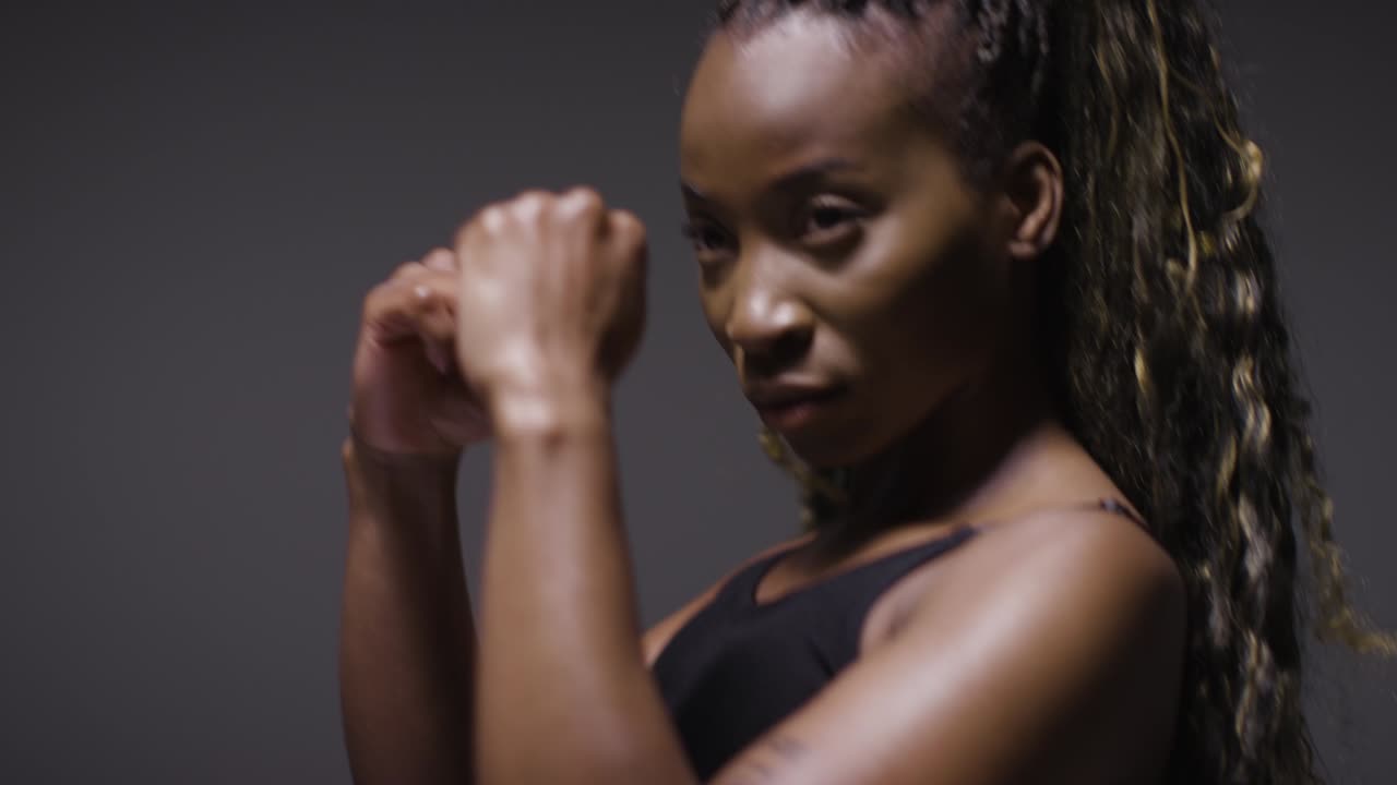 retrato de estudio de una mujer joven con ropa de gimnasia entrenando para el ejercicio de boxeo 7
