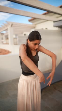 bailarina de ballet en una terraza