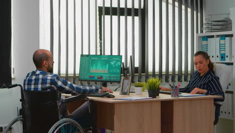 hombre de negocios en silla de ruedas trabajando en una oficina de negocios
