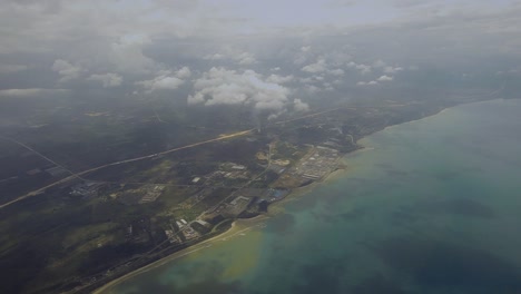 vista aérea desde un avión muestra un paisaje de una tierra