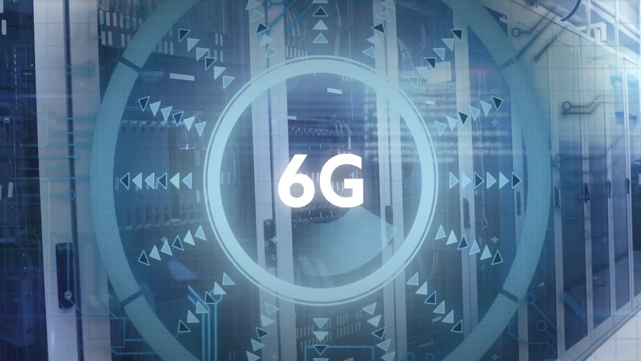 animazione di testo 6g su scanner rotondo contro la sala server del computer.