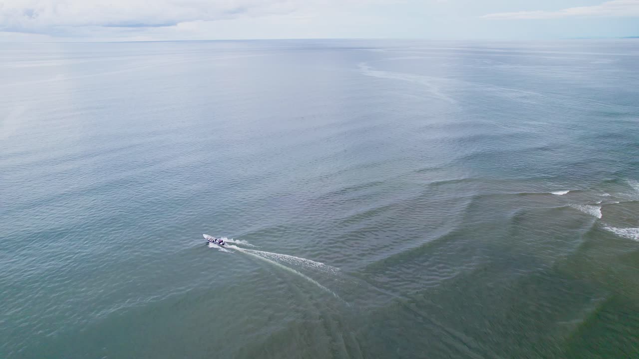 물 속을 달리는 쾌속정의 항공 영상