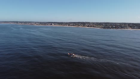 Barco-De-Pesca-En-La-Costa-Uruguaya-En-El-Océano-Atlántico