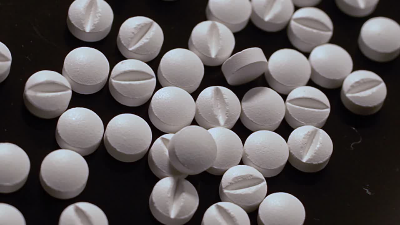 위쪽 보기 검은 테이블 위에 색 약 한 어리 - 오피오이드 위기