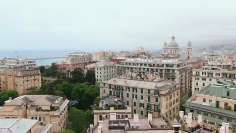 Majestätische-Historische-Gebäude-Von-Genua-Mit-Fliegenden-Vögeln-Und-Filmischer-Luftaufnahme