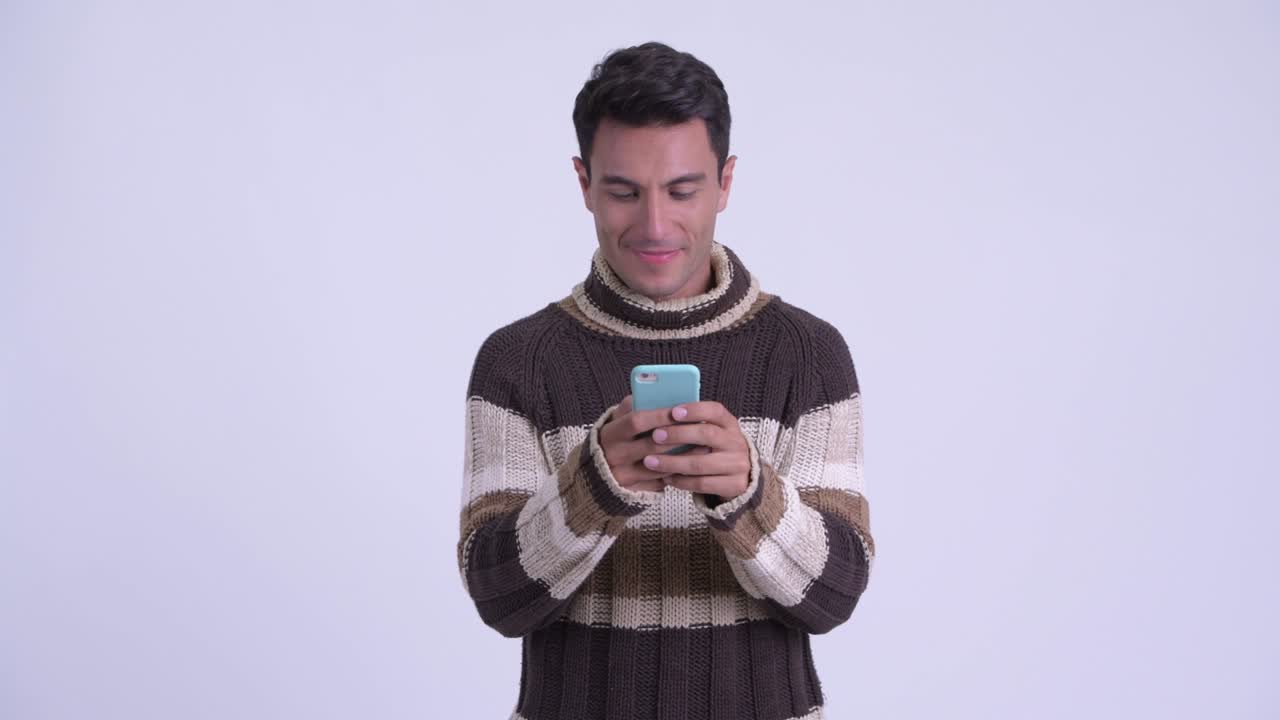 젊은 잘생긴 히스패닉 남자가 겨울을 준비하고 있습니다.