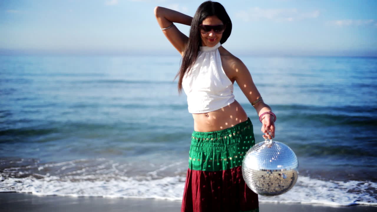 해변에서 춤추는 여자 25