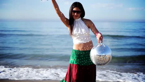 mujer en la playa bailando 25