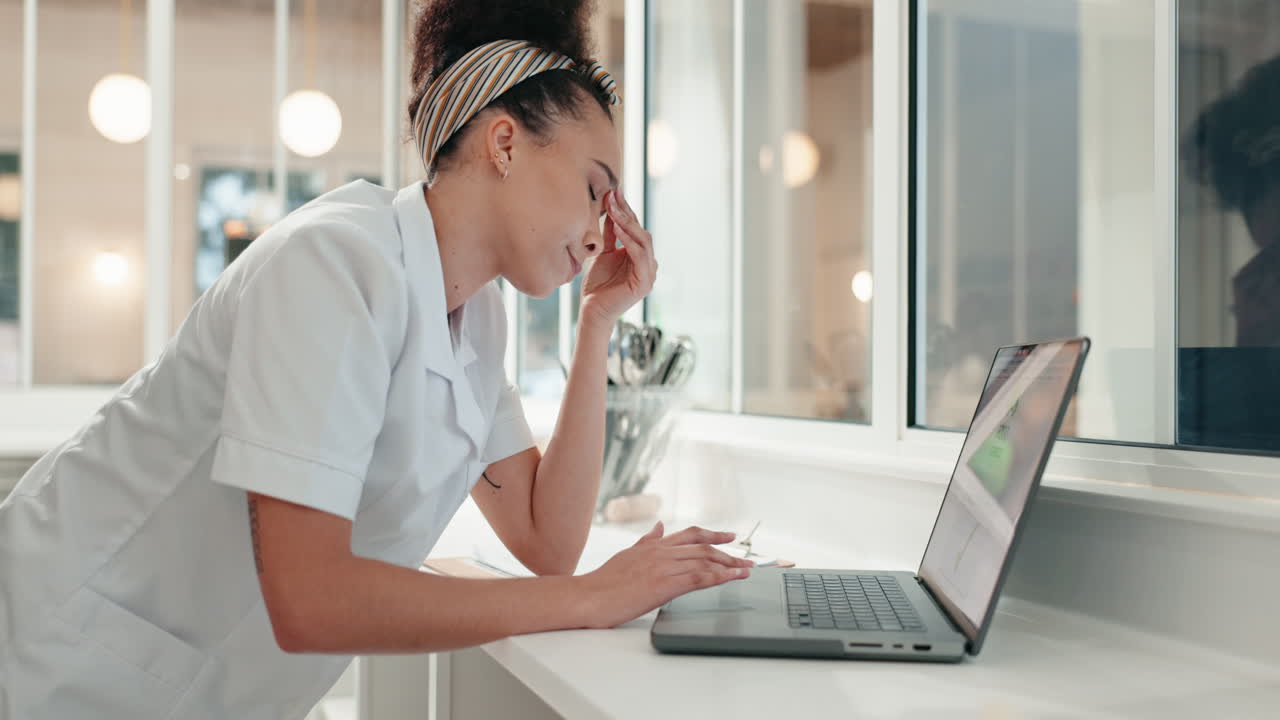 Mal di testa, donna e laptop in cucina con burnout